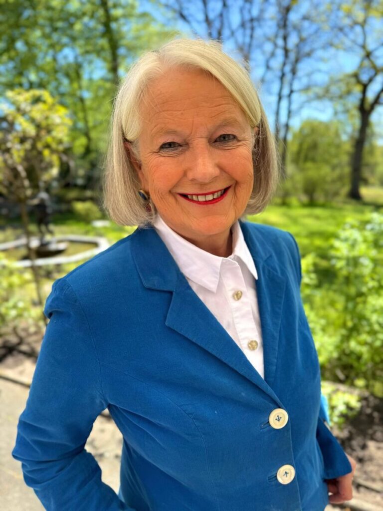 Elisabeth Motschmann im blauen Blazer, Porträt im Garten